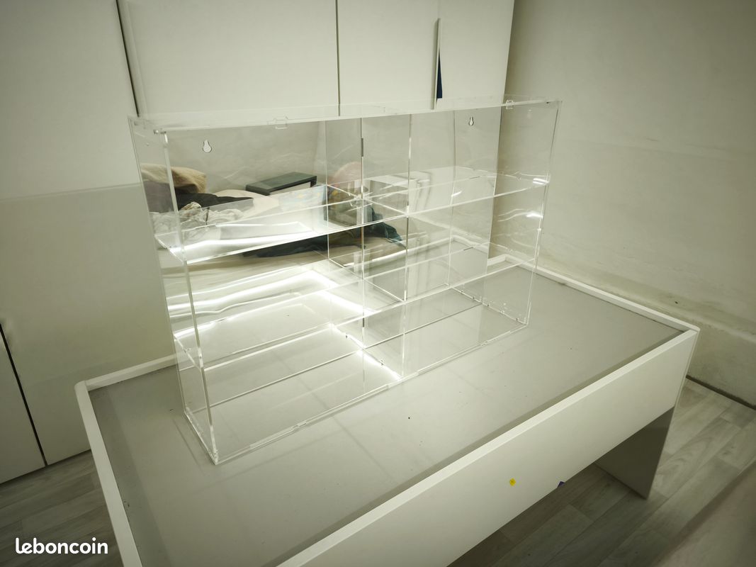 Vitrine SORA Pour Figurines – Acrylique Transparent, 46,5 X 46,5 Cm, Montage Mural, Panneau Arrière Miroir, 9 Compartiments