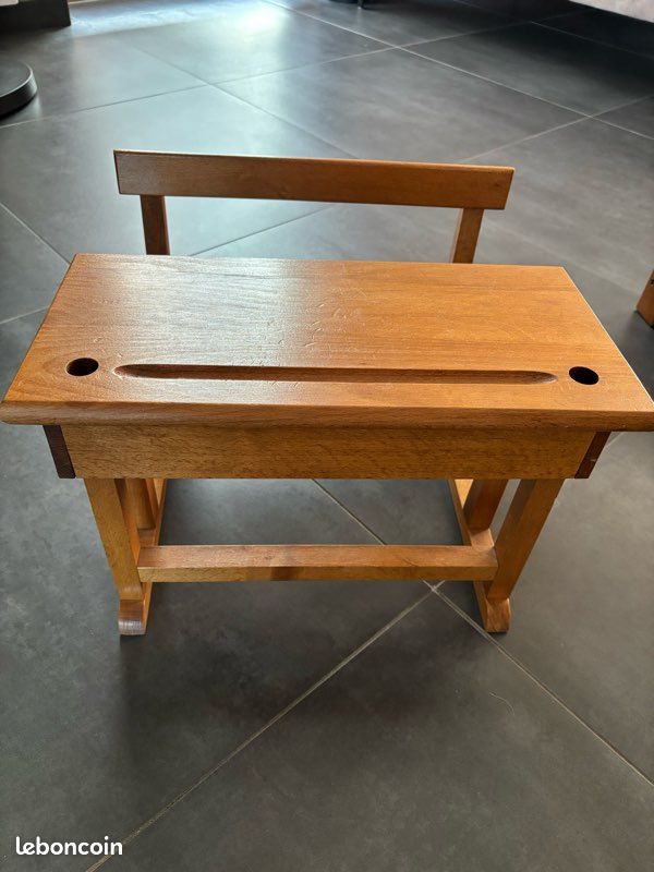 Ancien bureau d’écolier avec sa chaise