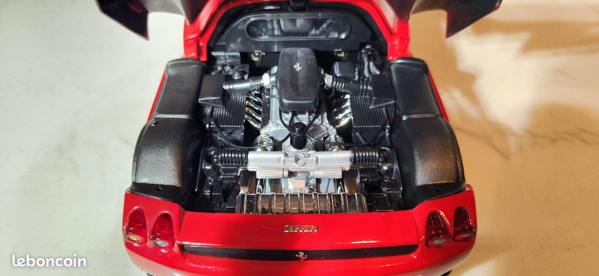 Ferrari Enzo 1/18 rouge, siege rouge + présentoire