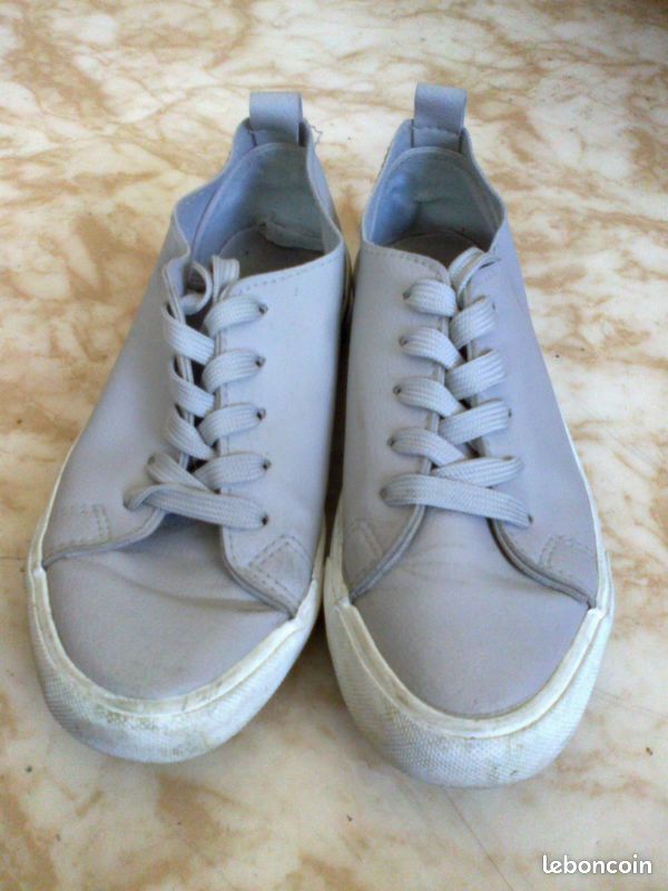 Une paire de basket New look gris clair (image 1)