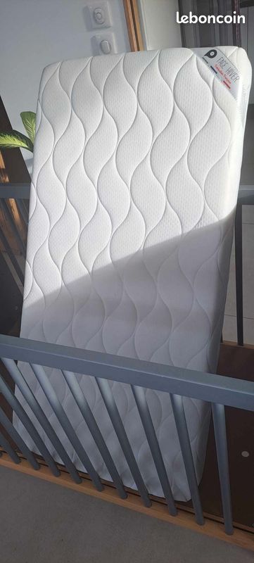 Lit bébé + Matelas (image 2)