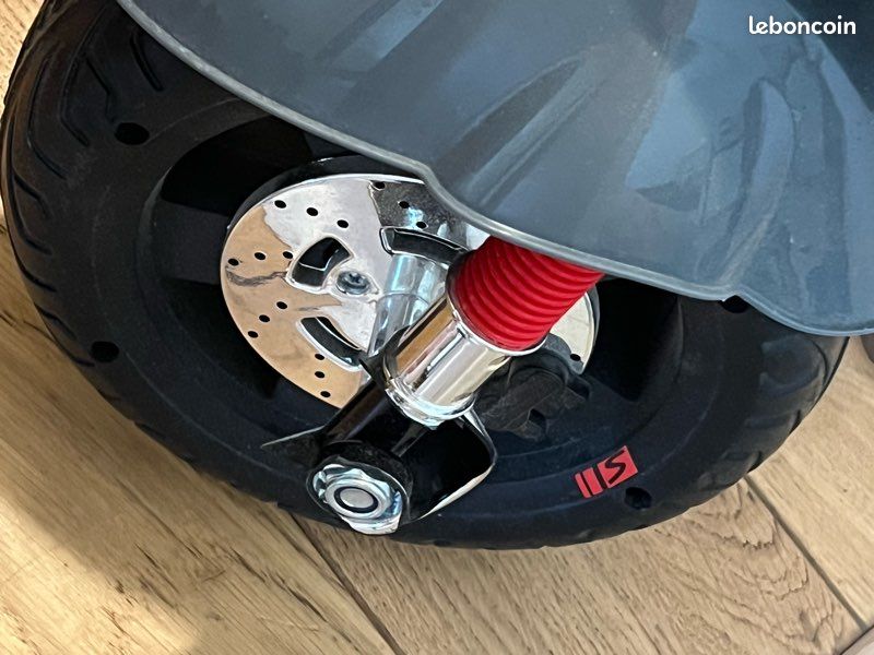 Scooter électrique Enfant Vespa GTS 125 (image 3)