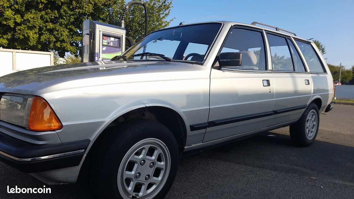 Peugeot 305 break (image 1)