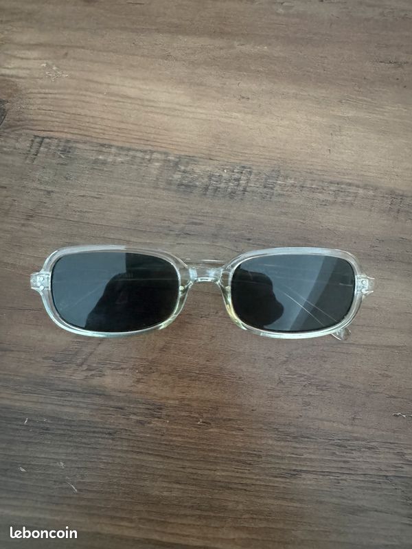 Lunettes de soleil à fine monture rectangulaire et verres verts