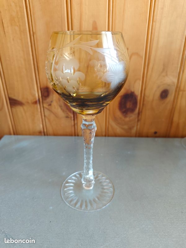 Verre à vin en cristal de Lorraine estampillée (image 1)