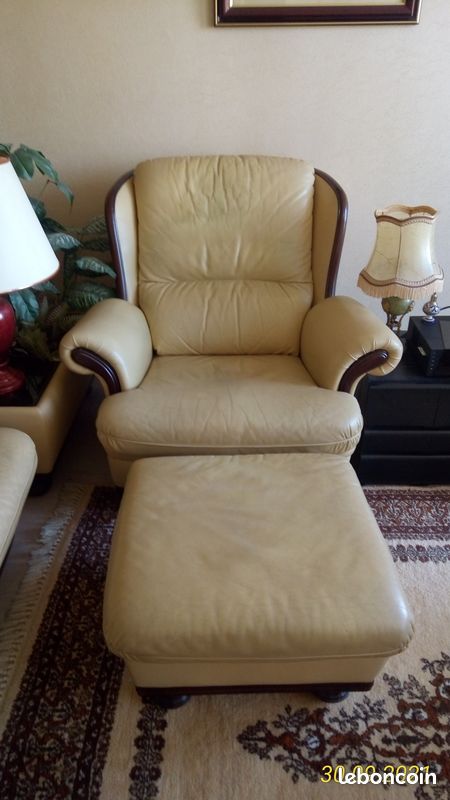 Fauteuil en cuir avec pouf (image 2)