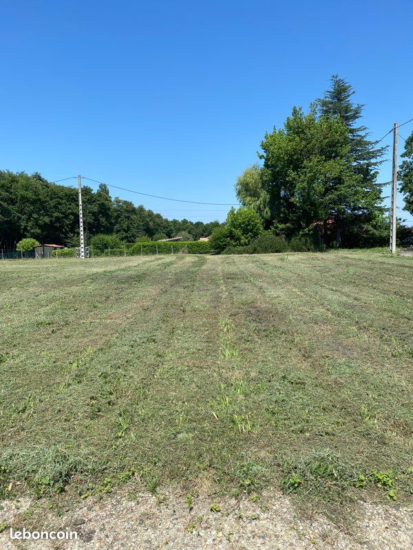 Terrain 1045m2 avec permis de construire valide · à Casteljaloux · 95 000 €