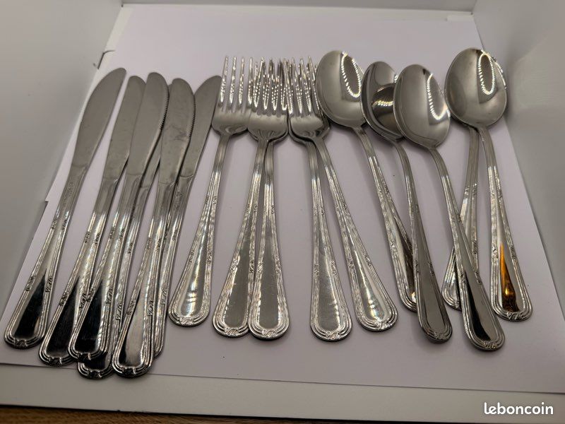 LOT DE COUVERTS anciens en Etain XVII XVIIIe Couronne Contal Monogramme LOT DE COUVERTS anciens en Etain XVII XVIIIe Couronne Contal Monogramme