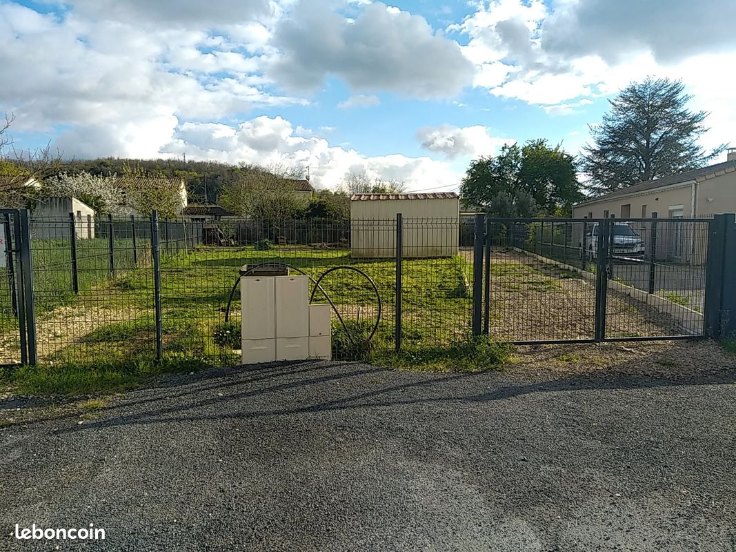 Terrain prêt à construire · à L'Isle-d'Espagnac · 69 500 €