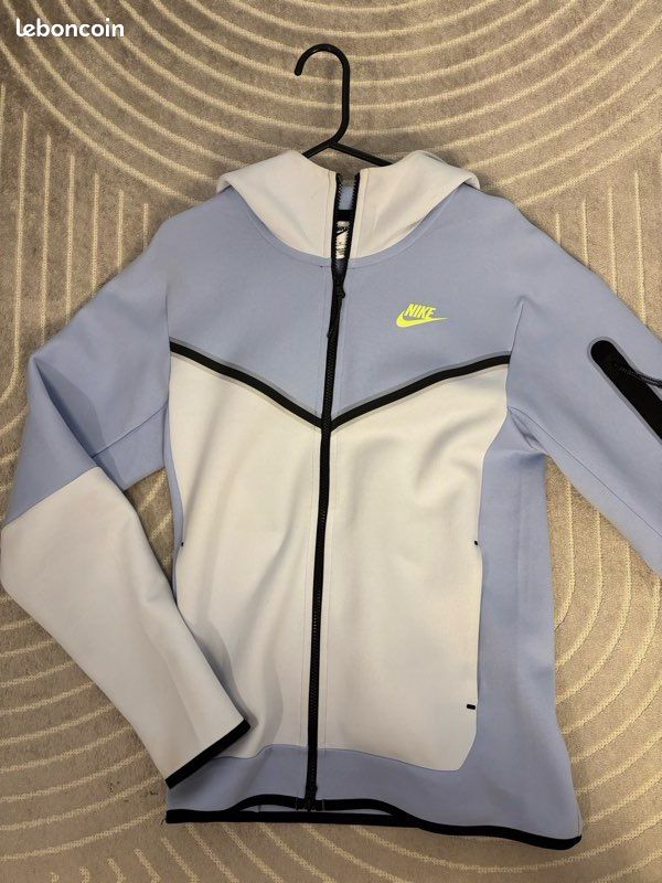 Nike tech (image 1)