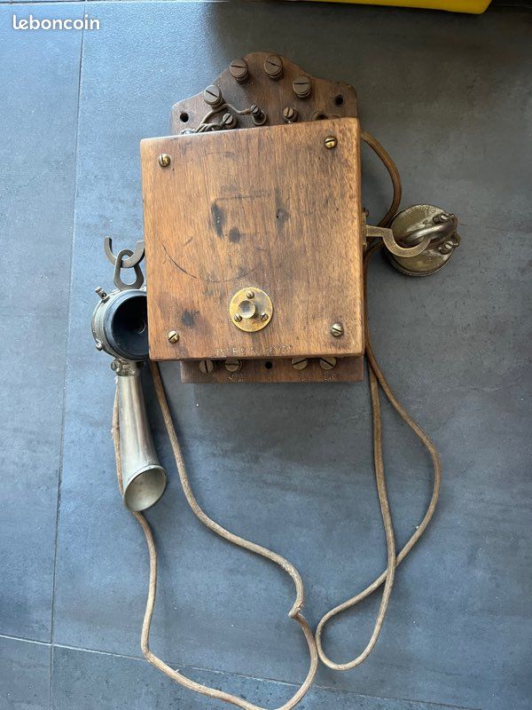 Téléphone mural ancien en bois et laiton Ca.1930