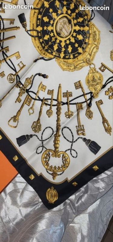 Carré Hermès en soie "Les Clés" – Noir et Or – Boîte d'origine (image 10)