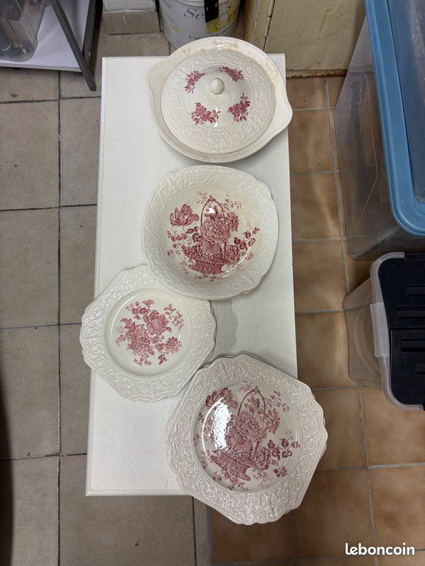 Service porcelaine complet - Blanc et rose (image 2)