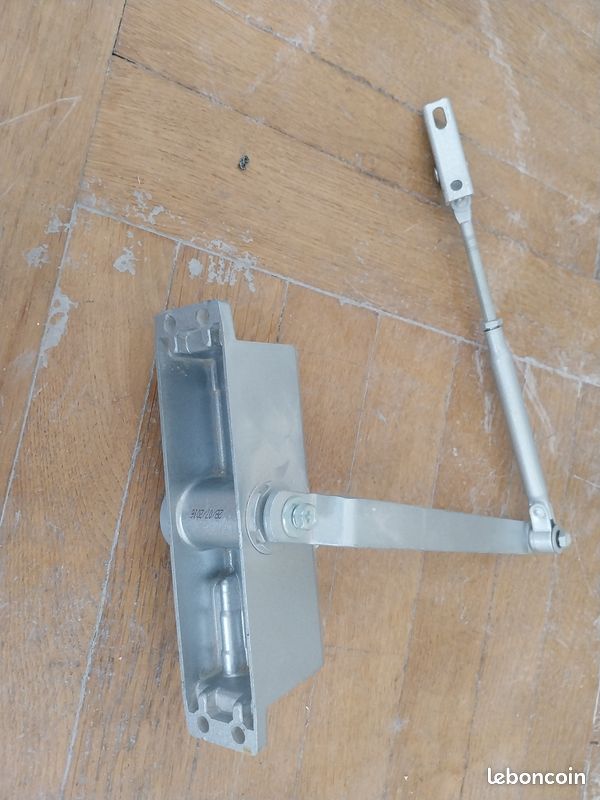Ferme-porte à bras compas en très bon état (image 1)