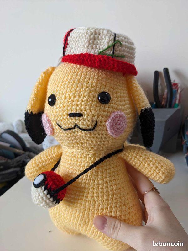 Pikachu dans une casquette, doudou peluche fait main au crochet neuf (image 3)
