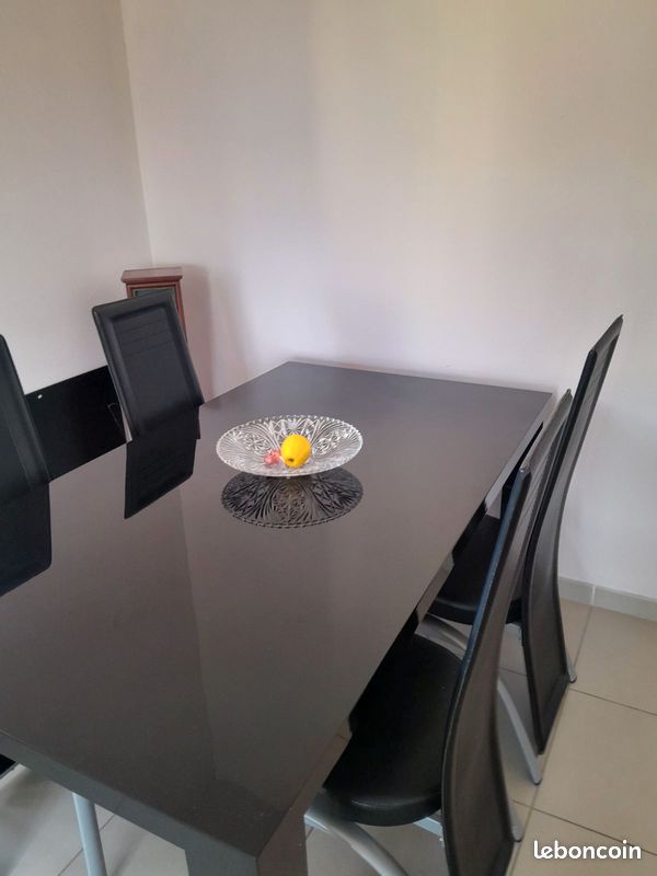 Table et Chaises (image 1)