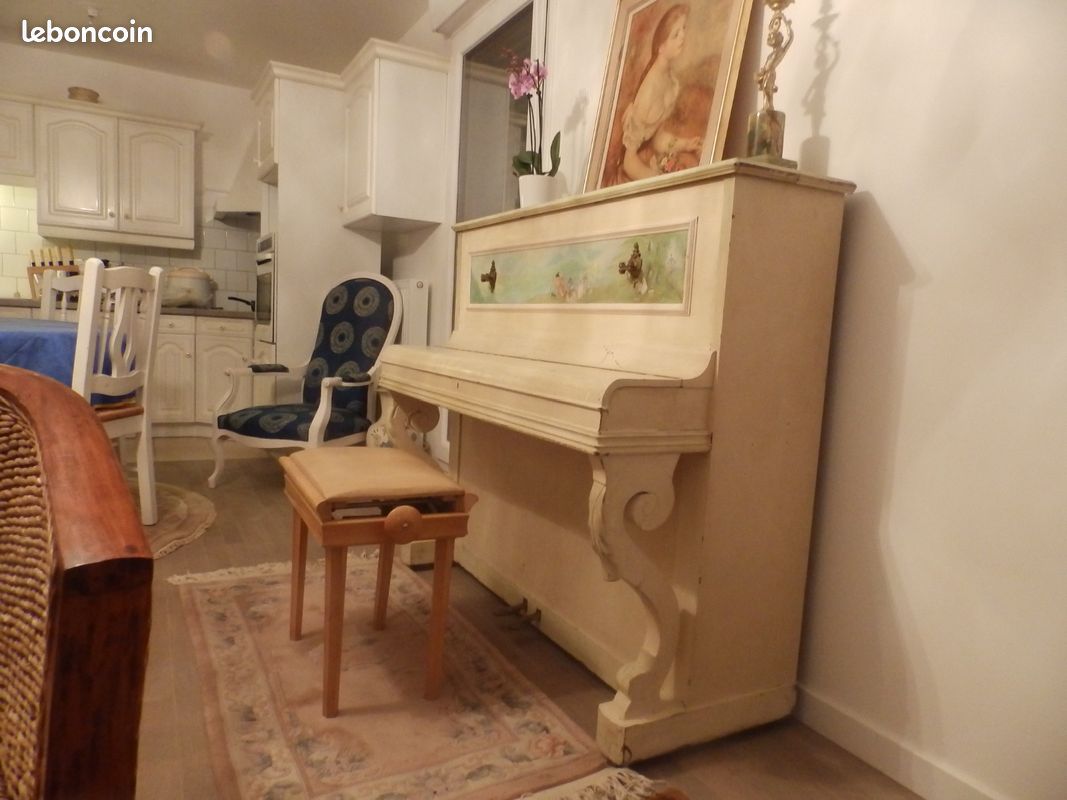 Piano blanc casse et chaise (image 3)