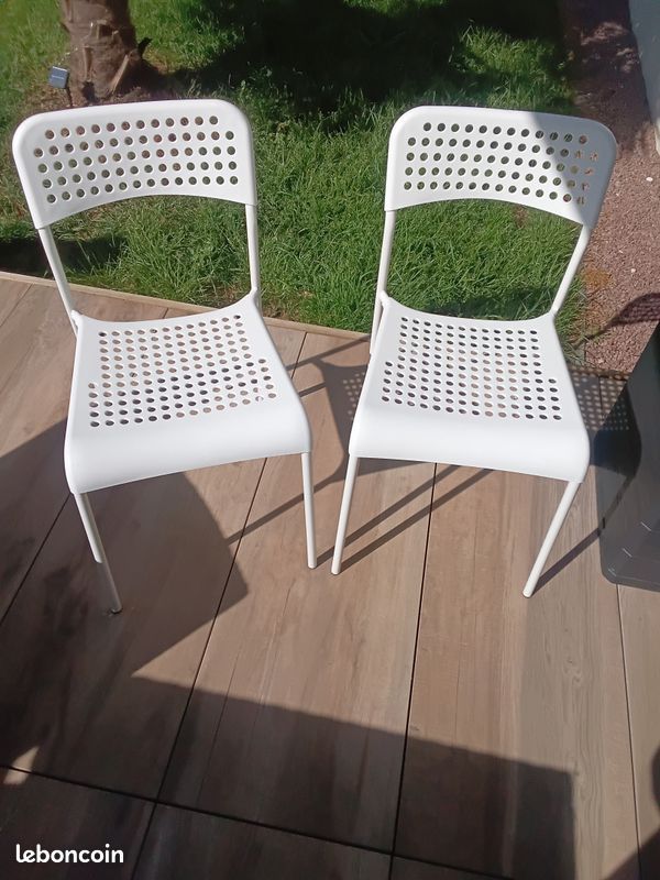 Deux chaises blanches (image 2)
