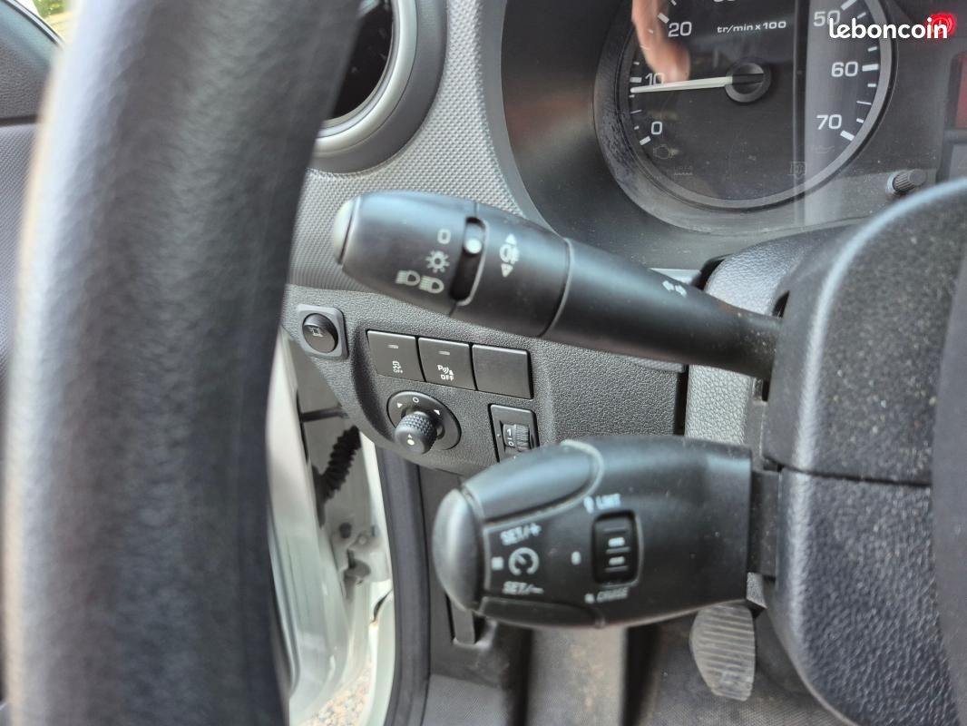 Peugeot Partner FOURGON STANDARD 1.6 BLUEHDI 100 S&S BVM5 PREMIUM (image 15)