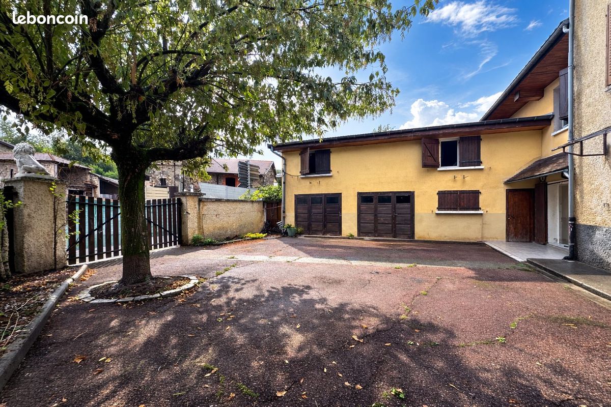 Maison 9 pièces 202 m² · à Deux-Grosnes · 202 m² · 145 000 €