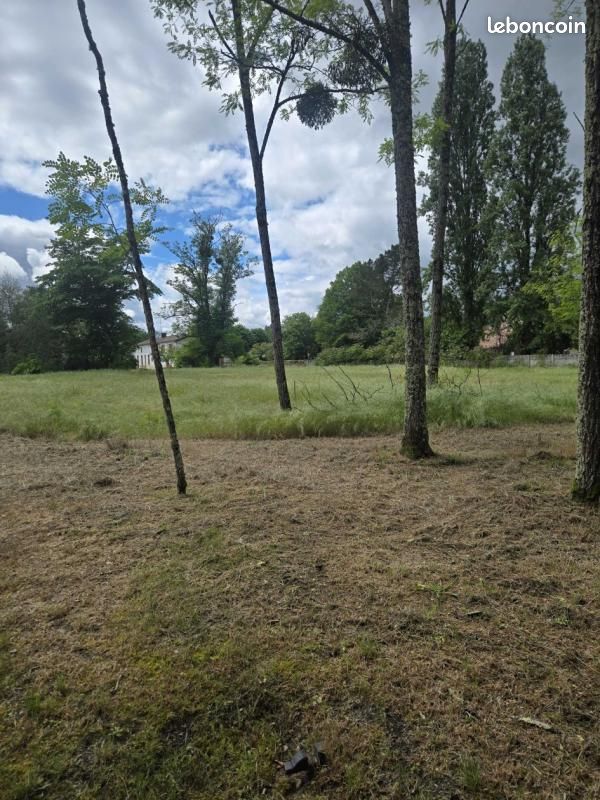 Terrain 650 m² Landiras · 85 000 €