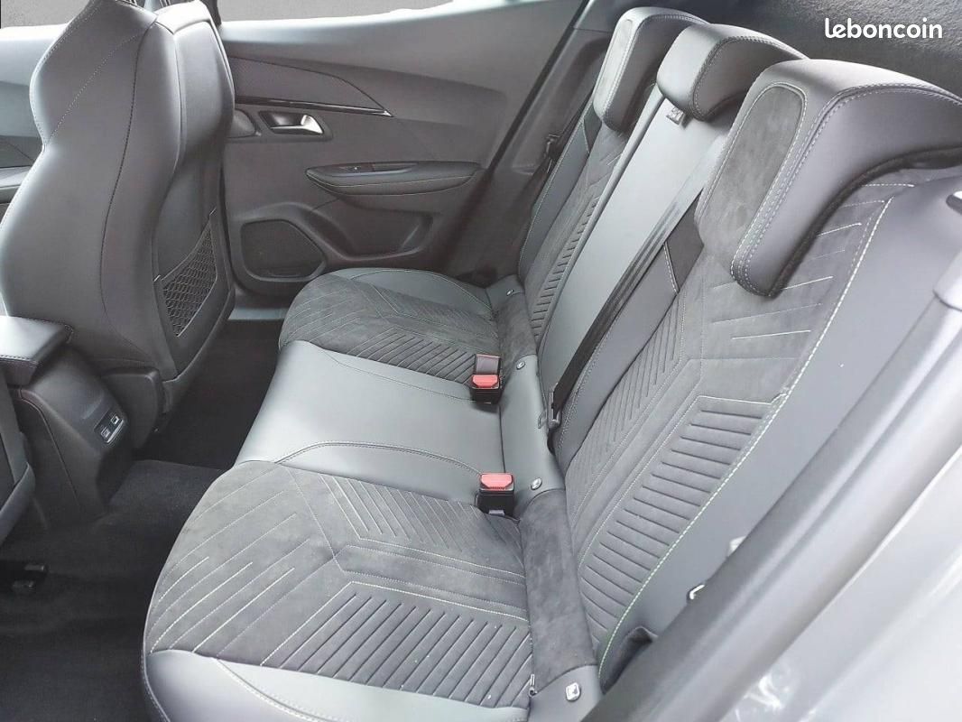 Peugeot 2008 Hybrid 145 e-DCS6 - GT Exclusive (image 12)