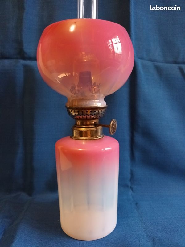 Rare ensemble lampe à pétrole et son globe en opaline rose – verre soufflé, côtes vénitiennes – XIXème (image 1)