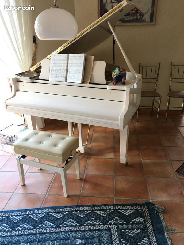 Piano 1/4 de queue blanc (image 1)
