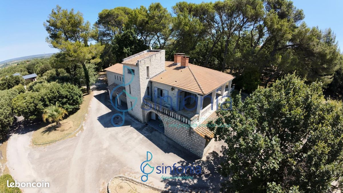 Maison 7 pièces 246 m² · à Sainte-Anastasie · 246 m² · 580 000 €