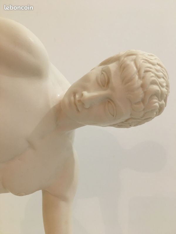 Statue de l'homme nu Olympic en résine (image 2)