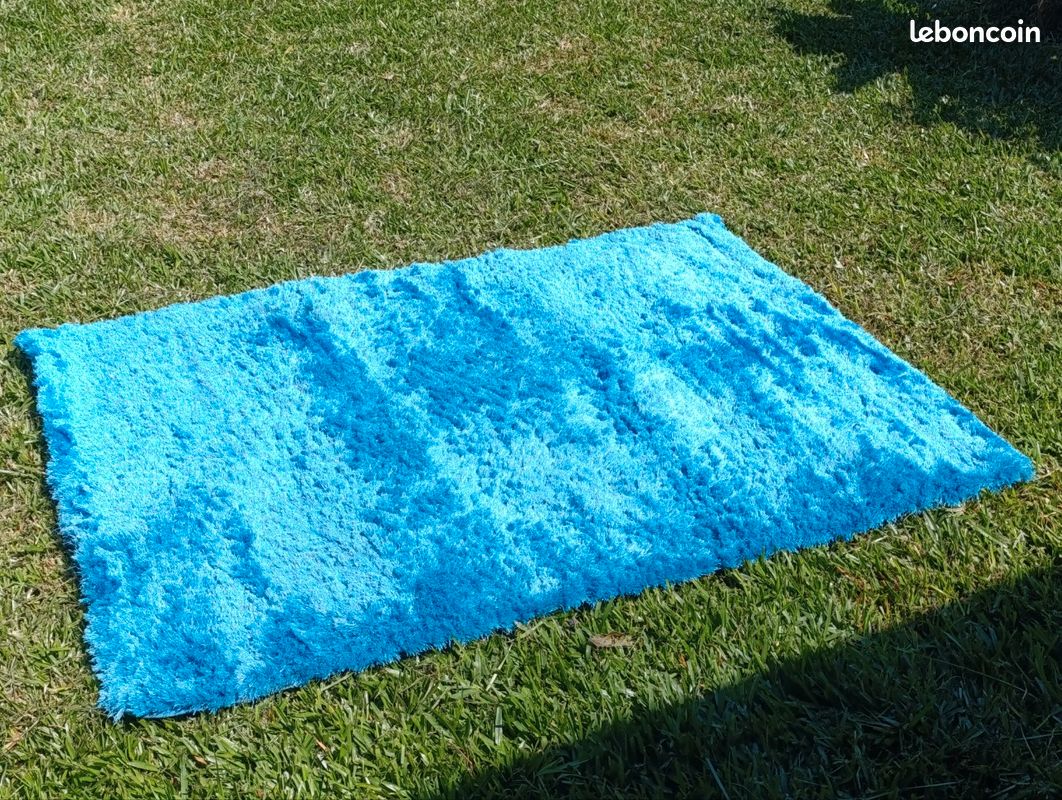 Tapis poil brillant bleu (image 1)
