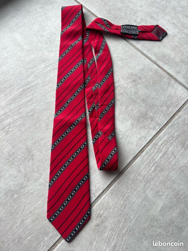 Noeud papillon rouge vintage à motif géométrique en soie