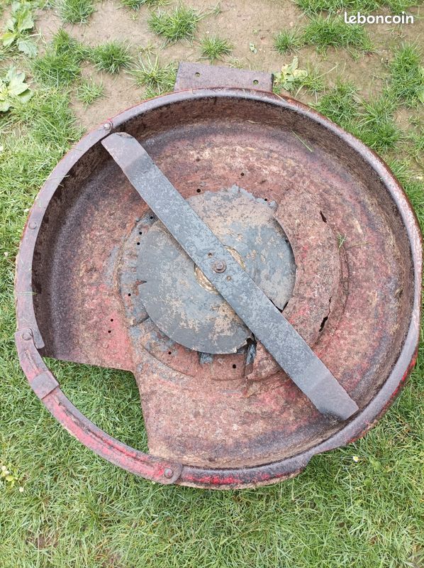 Coupe de tracteur tondeuse (image 1)