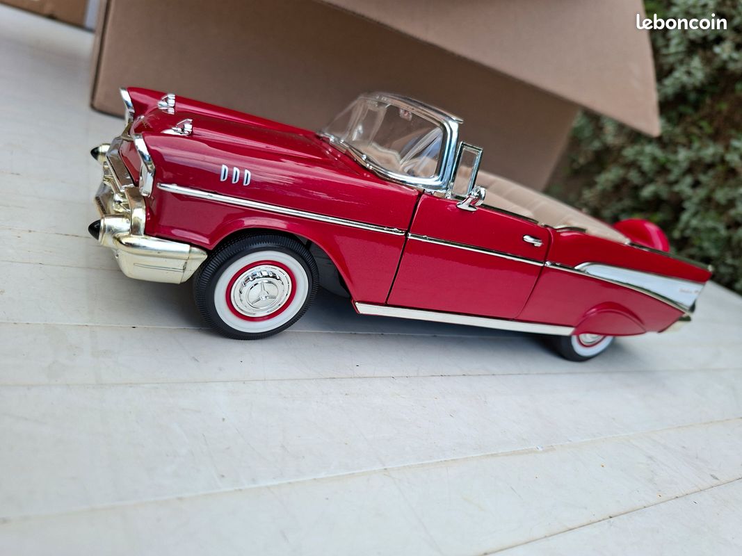 Chevrolet Bel Air 1957 Hard Top Negro/Blanco 1:18 – Clásico a esca