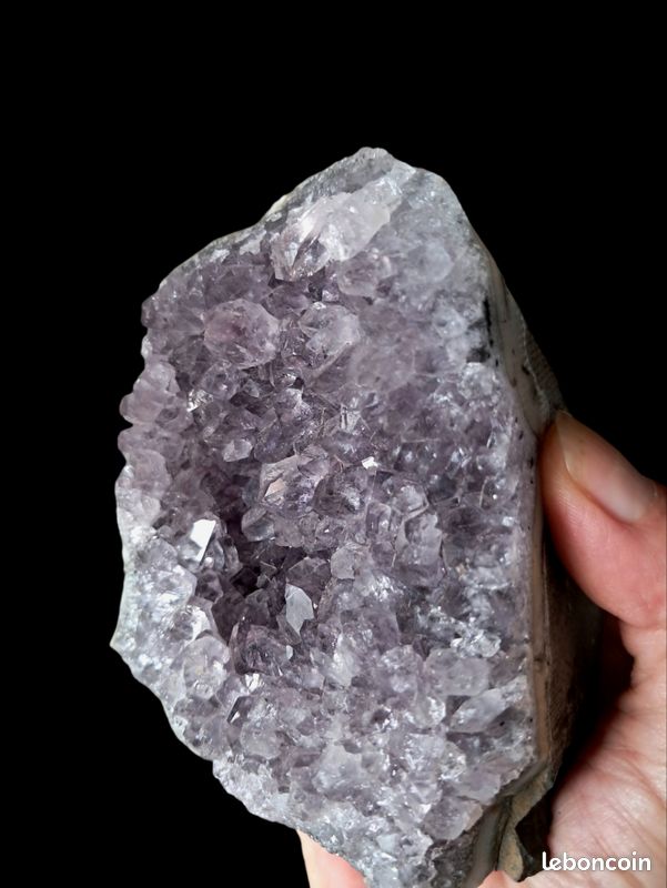 Géode massive Améthyste Uruguay AA violet froid 750 grs (image 6)