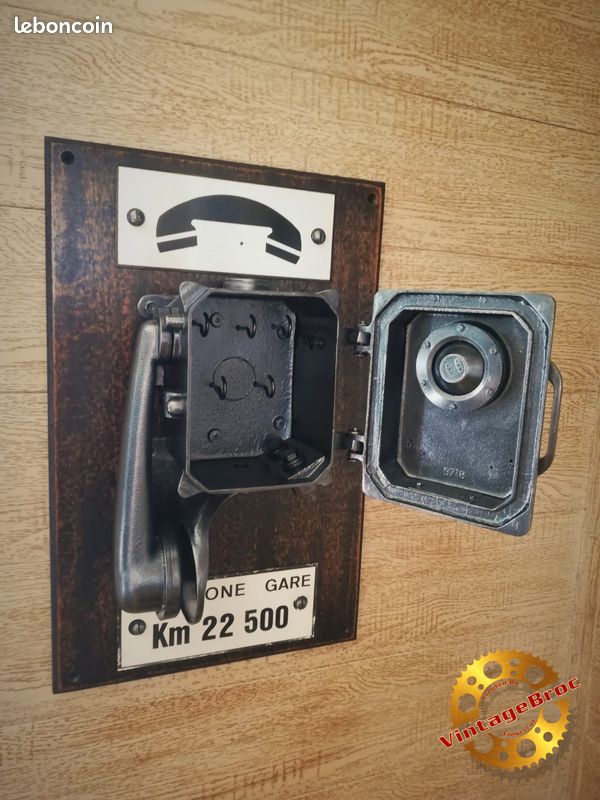 Ancien Téléphone de Gare SNCF converti en Boite à Clefs / Clés dans un Esprit Industriel... Design & Created by Fingercut Modèle Unique Disponible à La Vente 320 euros (Envoi Possible) (image 3)