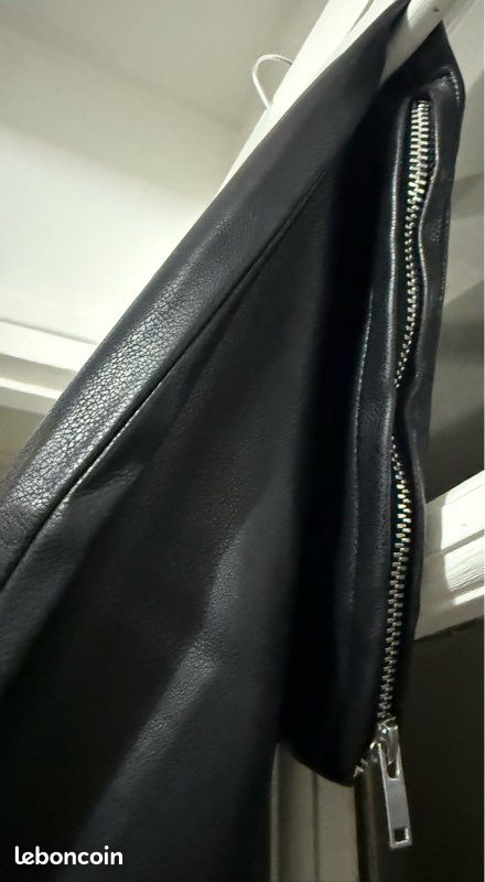 Pantalon noir effet cuir – Détail zip cheville (image 2)