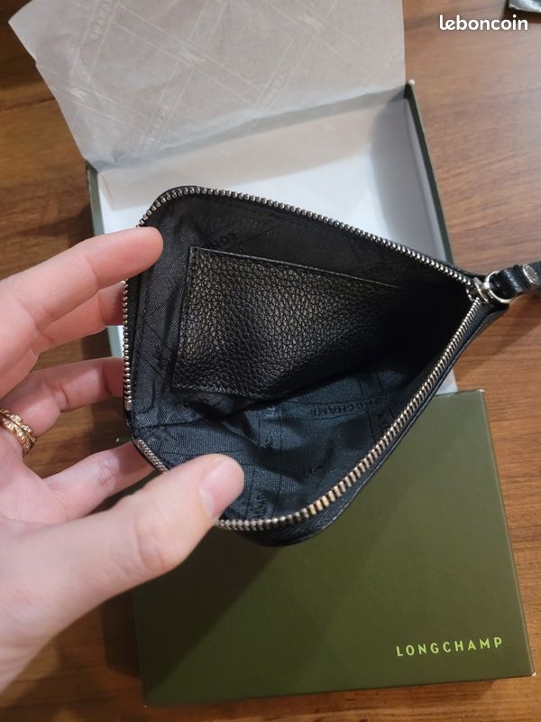 Porte carte neuf noir en cuir Longchamp
Fermé par zip, 1 compartiment intérieur.
Vendu dans sa boîte 
Neuf, jamais utilisé
Taille : 13 x 8 cm (image 5)