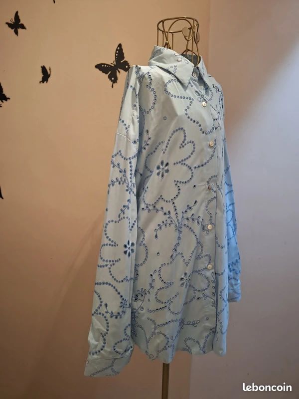Chemise bleue clair en coton & broderies anglaises (image 2)