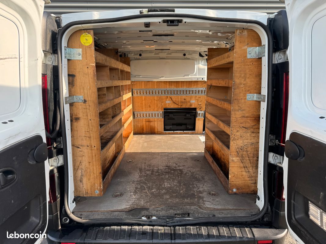 RENAULT TRAFIC III FOURGON GRAND CONFORT L1H1 1200 2.0 DCI 120 (Radar de recul, Climatisation, 1ère main) / HT 13 741 (image 8)