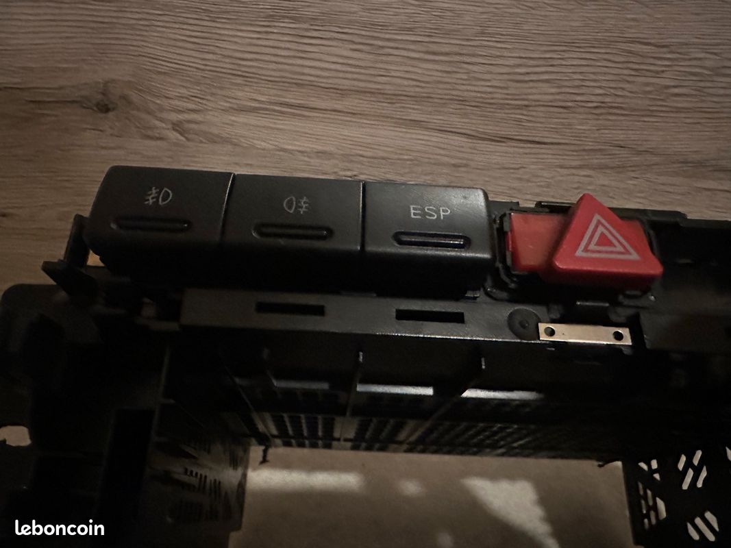 Support console centrale Audi A4 S4 RS4 B5 (image 2)
