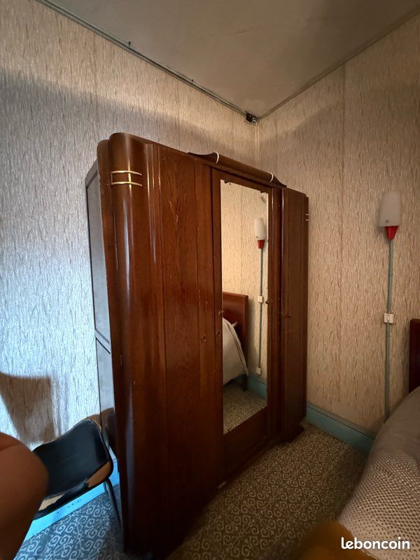 Armoire en bois avec miroir (image 1)