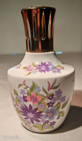 Sold at Auction: Lampe Berger art déco en porcelaine., Pierrot soutenant la lampe., Signée Tharaud., Ht : 21 cm