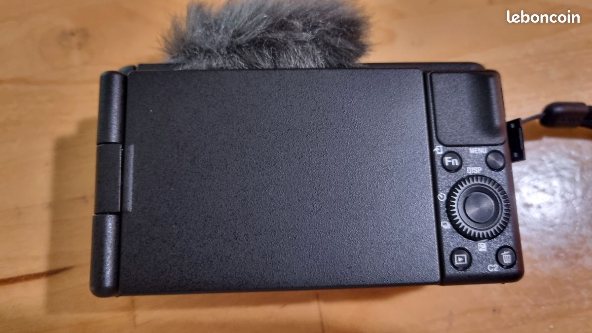 Appareil photo-video vlog ZV-1 sony / poignée-trépied VCT-SGR1 / pare-vent micro / Batterie rechargeable (image 8)