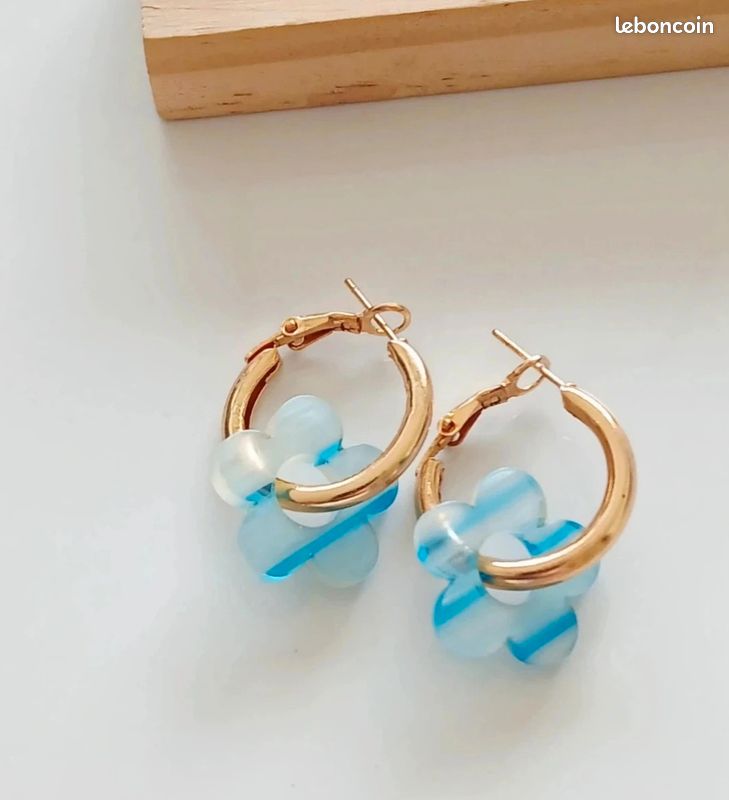 Boucles d’oreilles créoles acier inoxydable fleurs bleues pampilles (image 1)