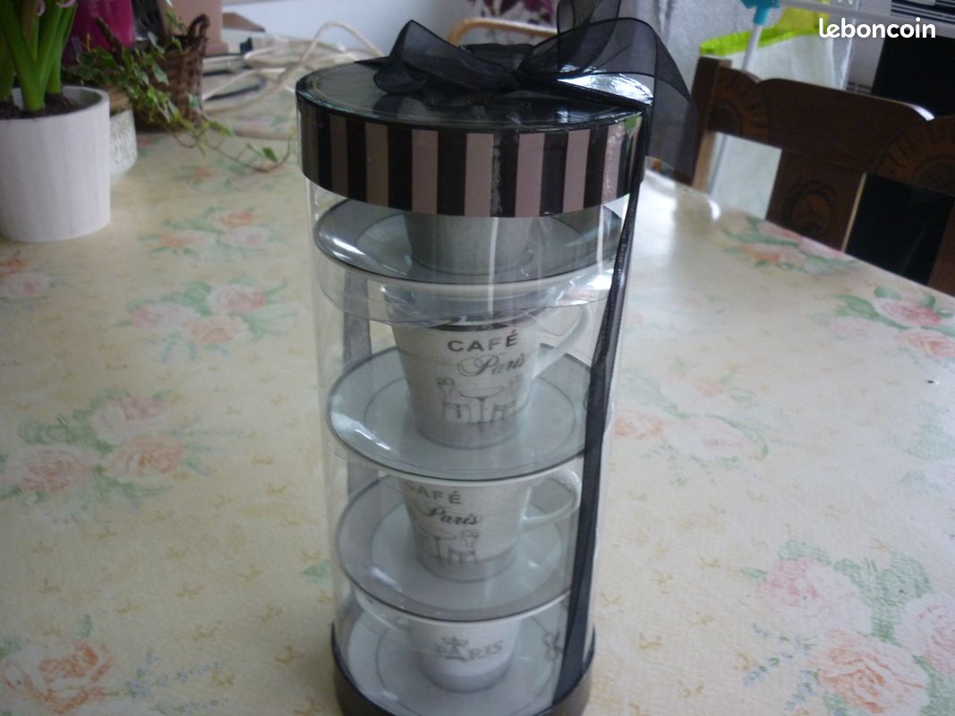 Tasses à café et soucoupes (image 1)