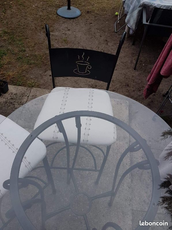 Table mange debout plus les deux chaises (image 1)