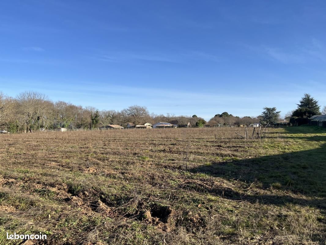 Terrain à bâtir de 460 m² à CASTRES-GIRONDE (33) · 127 000 €