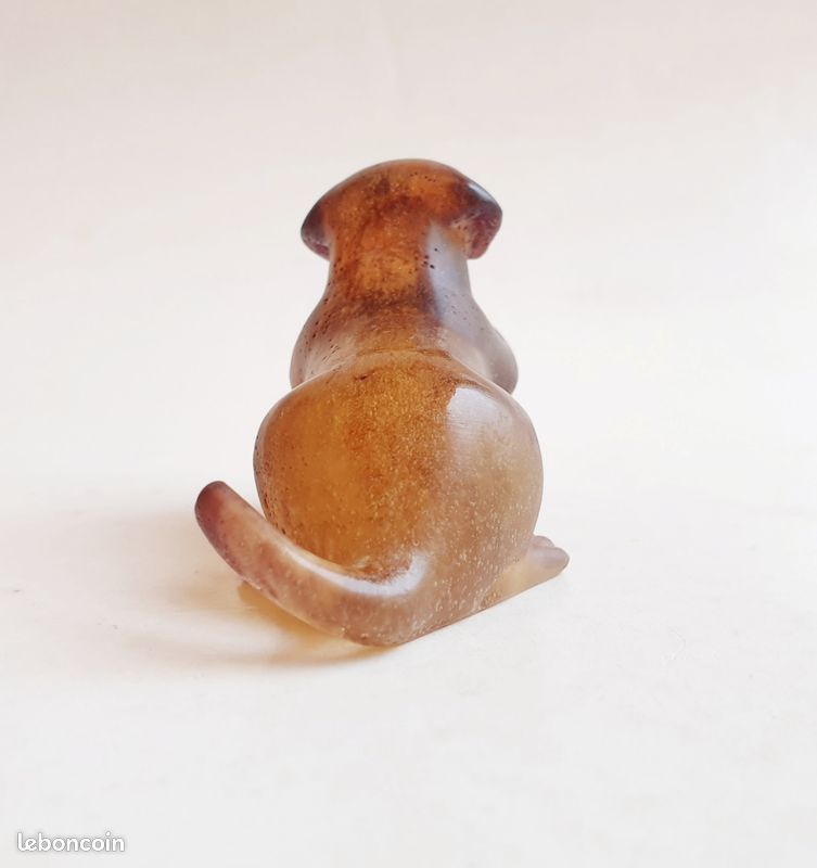 Sculpture Chien En Pâte De Verre Daum France - Chiot Jouant à La Balle, Violet/orange