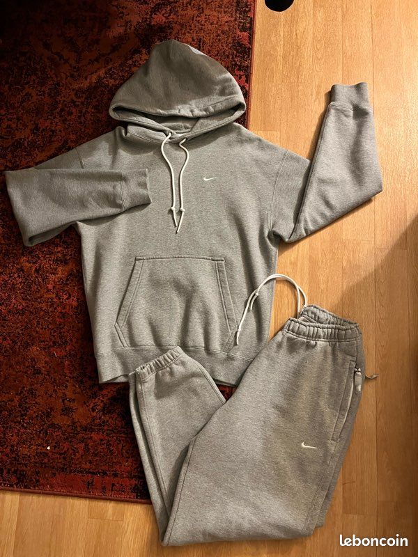 Ensemble jogging Nike solo swoosh gris Vêtements